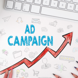 Texten Ads Campaign och ett tangentbord
